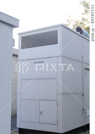 屋外に設置された ディーゼル発電機 屋外に設置された ディーゼル発電機 89585531
