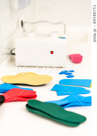 Orthopedic insole. The orthopedist works with the patient. Orthopedic clinic. Choice of insoles in an orthopedic clinic. The orthopedist offers the insole to the patient Foot care Orthopedic insole. The orthopedist works with the patient. Orthopedic clinic. Choice of insoles in an orthopedic clinic. The orthopedist offers the insole to the patient Foot care 89586751