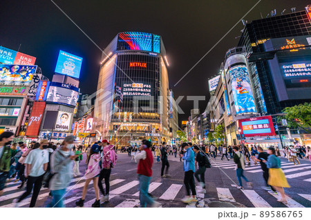 日本の東京都市景観 5月GW。3年ぶり、行動制限がないGW。21時45分過ぎ、渋谷は脅威の人流＝8日 89586765