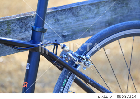 自転車の後輪タイヤとブレーキ 89587314