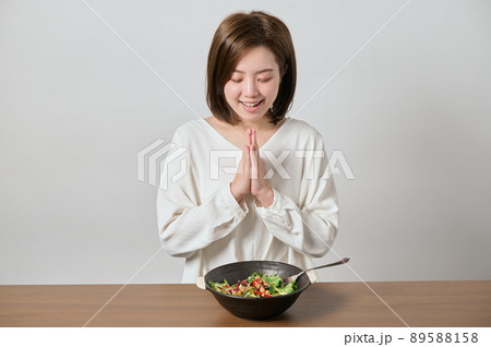 サラダを食べる若いヴィーガン女性 89588158