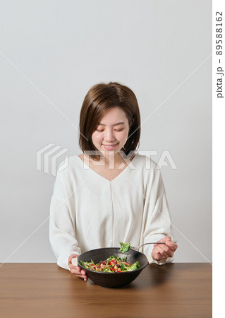 サラダを食べる若いヴィーガン女性 89588162