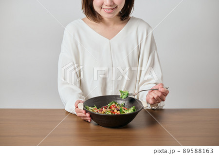 サラダを食べる若いヴィーガン女性 89588163