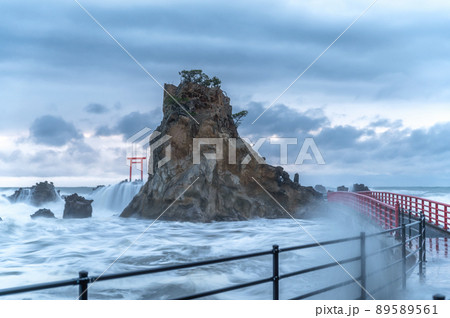 福島県いわき市　荒波の波立海岸弁天島の朝 89589561