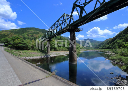 沈下橋から四万十川橋梁を見上げる 初夏 (高知県 四万十町 第一三島橋) 沈下橋から四万十川橋梁を見上げる 初夏 (高知県 四万十町 第一三島橋) 89589703