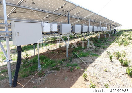 パワコンが並ぶ太陽光発電所 パワコンが並ぶ太陽光発電所 89590983