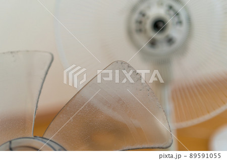 扇風機の羽根の埃 89591055