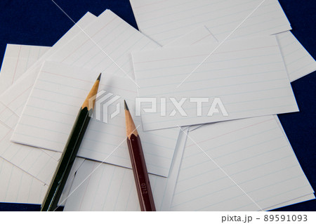 背景素材　メッセージカードと鉛筆 89591093
