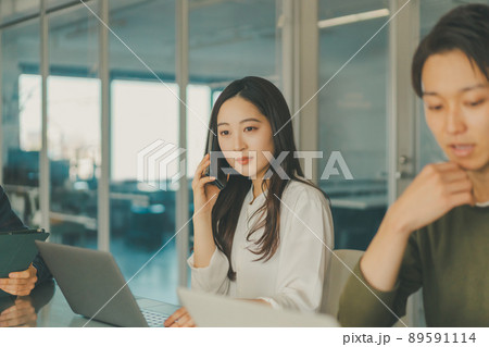 働く女性 89591114