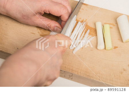 【ネギを三徳包丁で千切り】 89591128