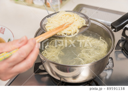 【ミドル主婦がラーメンの麺を菜箸と笊を使って茹でる】 【ミドル主婦がラーメンの麺を菜箸と笊を使って茹でる】 89591138