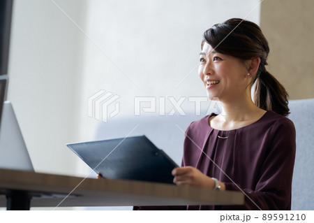 30代女性とオフィスとビジネス 30代女性とオフィスとビジネス 89591210