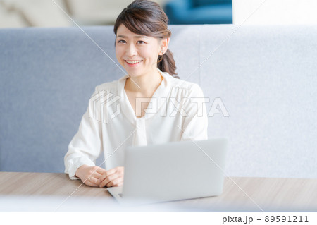 30代女性とオフィスとビジネス 30代女性とオフィスとビジネス 89591211
