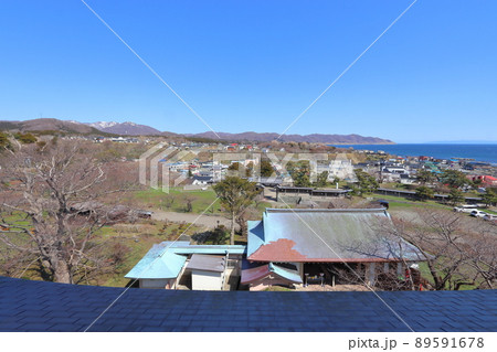 松前城から眺める城下、桜前線標準木、 白神岬方面 松前城から眺める城下、桜前線標準木、 白神岬方面 89591678