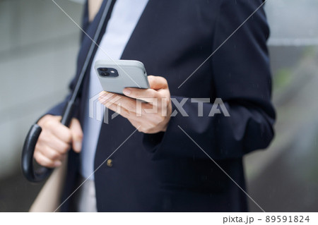 ビジネス　女性　屋外　雨 89591824