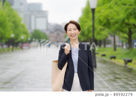 ビジネス 出勤風景 30代女性 ビジネス 出勤風景 30代女性 89592279