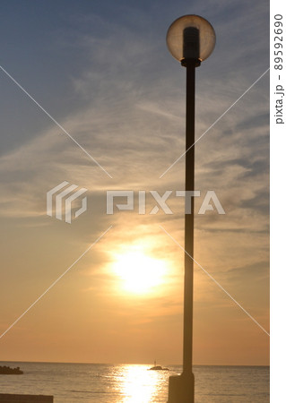 日本海の夕日と街灯 日本海の夕日と街灯 89592690