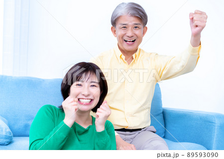 テレビ観戦で応援する親子 テレビ観戦で応援する親子 89593090