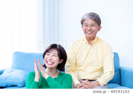 テレビ観戦で応援する親子 89593102