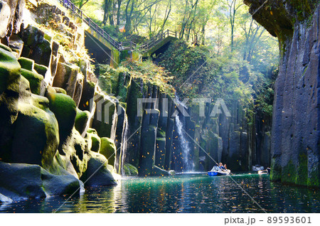 宮崎県「高千穂峡」の秋の谷川と滝、川下りを楽しむボート_14 宮崎県「高千穂峡」の秋の谷川と滝、川下りを楽しむボート_14 89593601