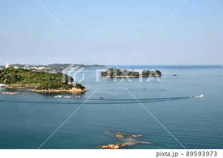 田辺湾・神島を望む(遠くには塔島)　【和歌山県田辺市】 89593973