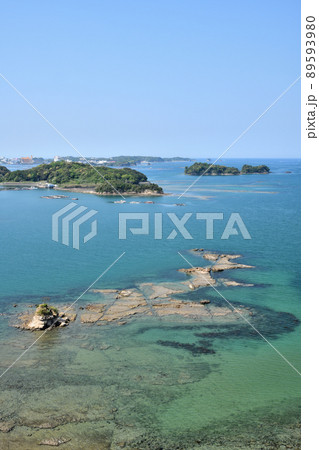 田辺湾・神島を望む(遠くには塔島)　【和歌山県田辺市】 89593980