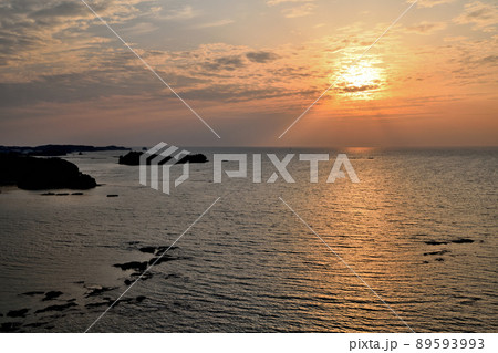 田辺湾・神島の夕日　【和歌山県田辺市】 89593993