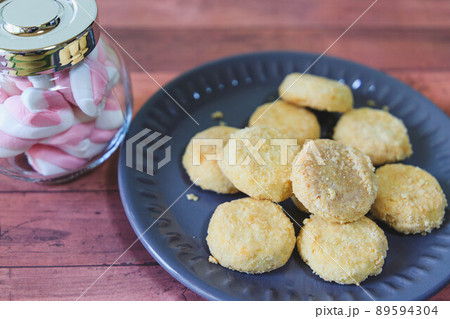 小瓶に入れられたツイストマシュマロとお皿の上のポルボローネ 89594304