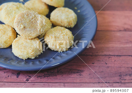 お皿の上のポルボローネ 89594307