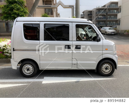 宅配便を住宅街で配送中の軽バン 宅配便を住宅街で配送中の軽バン 89594882