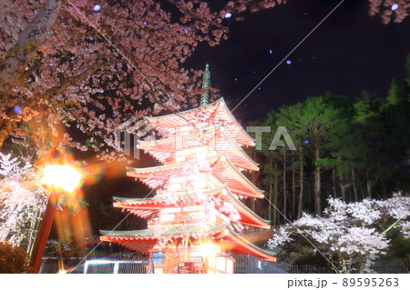 五重塔と夜桜舞い落ちる花びら 89595263
