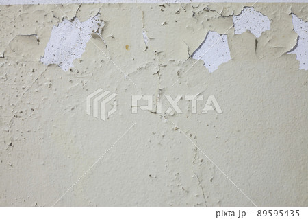 Old paint peeling off the walls 89595435