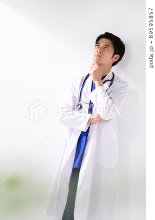 男性医療イメージ　白衣　病院　医師 89595857