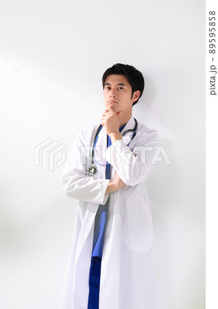 男性医療イメージ　白衣　病院　医師 89595858