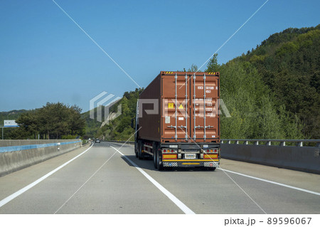 トラック 道路 高速道路 89596067