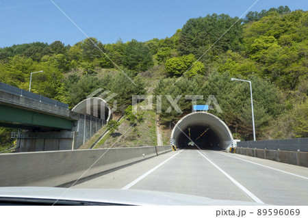 高速道路 トンネル 道路 89596069