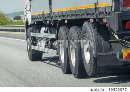 トラック 自動車 道路 89596077