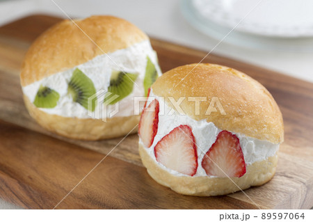 生クリームをたっぷり挟んだマリトッツォ 89597064