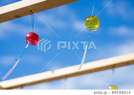 青空と赤と黄色の風鈴 青空と赤と黄色の風鈴 89598014