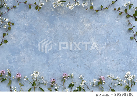 小花と葉っぱのフレーム 89598286