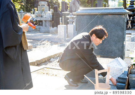 納骨・お墓参りをする遺族(僧侶) 納骨・お墓参りをする遺族(僧侶) 89598330