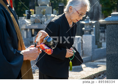 納骨・お墓参りをする遺族 89598334