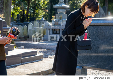 納骨・お墓参りをする遺族(合掌) 納骨・お墓参りをする遺族(合掌) 89598336