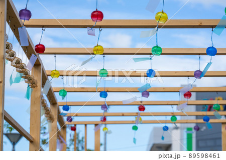 青空とカラフルな風鈴 89598461