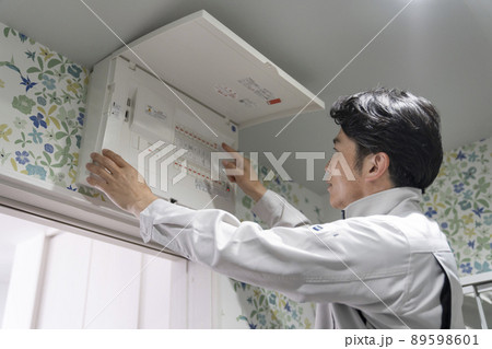 ブレーカーの点検をする作業服姿のミドルの男性 ブレーカーの点検をする作業服姿のミドルの男性 89598601