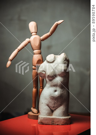 miniature replicate of the Venus statue and wooden human figure 89598784