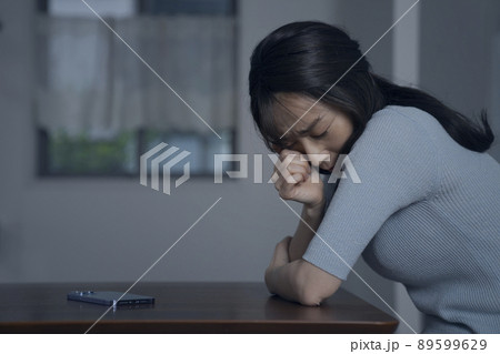 頭を抱えるミドルの女性 89599629