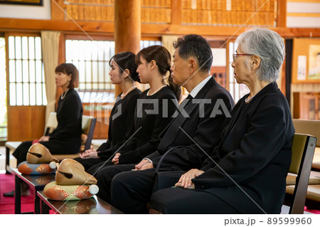 お葬式に参列する遺族の写真素材