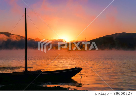 朝焼け 湖 風景 89600227