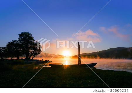 朝焼け 湖 風景 89600232